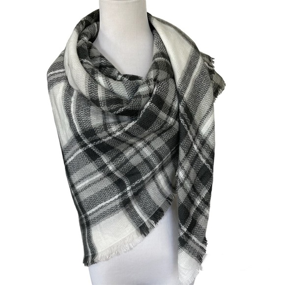 NEW NWT Charlotte Russe Gray & White Plaid Fringe Blanket Scarf - Picture 1 of 1